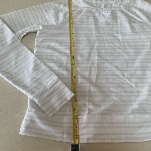 Lululemon Voyager Pullover size 10 - Picture 5 of 12